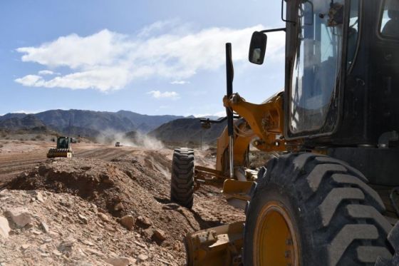 Ejecutan obras de pavimentación en dos tramos de la ruta nacional 40