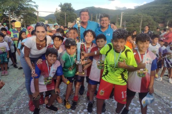 Campeones del torneo Cebollitas recibieron sus premios en la zona Este de la ciudad de Salta