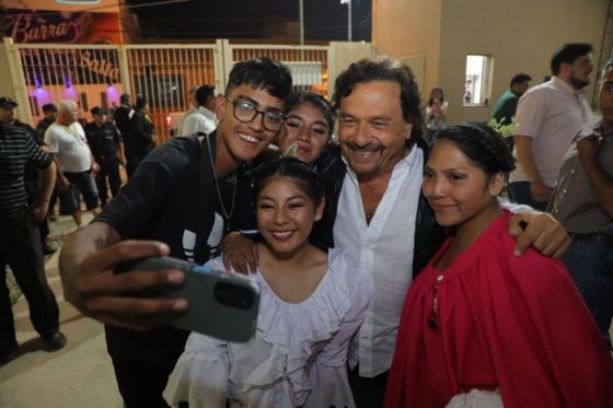 El Gobernador compartió la Serenata a Cafayate con salteños y turistas.