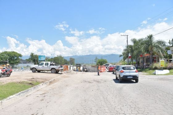 Realizan tareas de hormigonado en las calzadas del paso bajo nivel en la rotonda de Grand Bourg