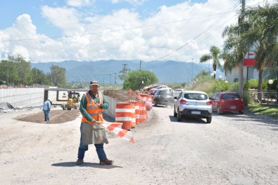 Realizan tareas de hormigonado en las calzadas del paso bajo nivel en la rotonda de Grand Bourg