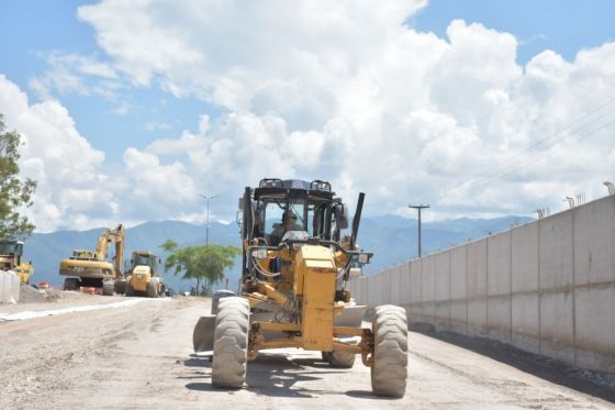 Realizan tareas de hormigonado en las calzadas del paso bajo nivel en la rotonda de Grand Bourg