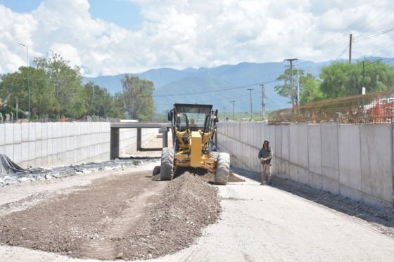 Realizan tareas de hormigonado en las calzadas del paso bajo nivel en la rotonda de Grand Bourg