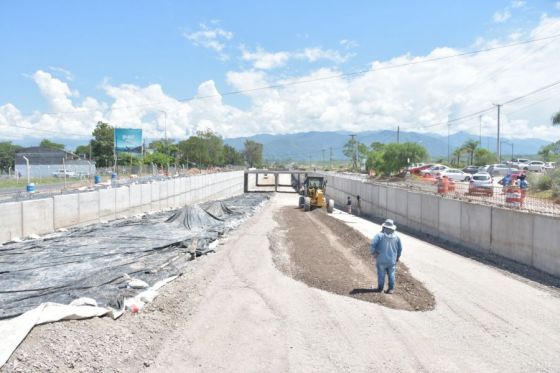 Realizan tareas de hormigonado en las calzadas del paso bajo nivel en la rotonda de Grand Bourg