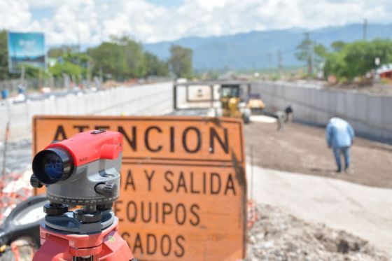 Realizan tareas de hormigonado en las calzadas del paso bajo nivel en la rotonda de Grand Bourg