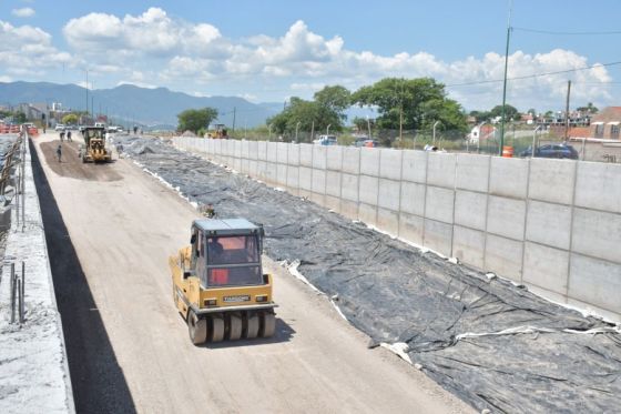 Realizan tareas de hormigonado en las calzadas del paso bajo nivel en la rotonda de Grand Bourg