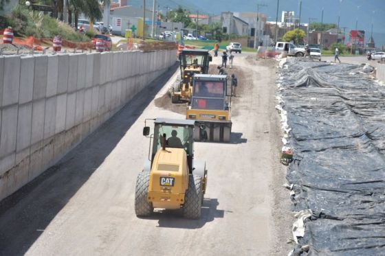 Realizan tareas de hormigonado en las calzadas del paso bajo nivel en la rotonda de Grand Bourg