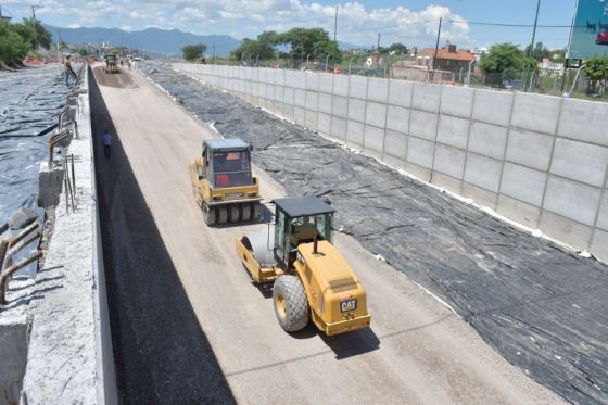 Realizan tareas de hormigonado en las calzadas del paso bajo nivel en la rotonda de Grand Bourg