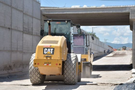 Realizan tareas de hormigonado en las calzadas del paso bajo nivel en la rotonda de Grand Bourg