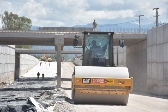 Realizan tareas de hormigonado en las calzadas del paso bajo nivel en la rotonda de Grand Bourg