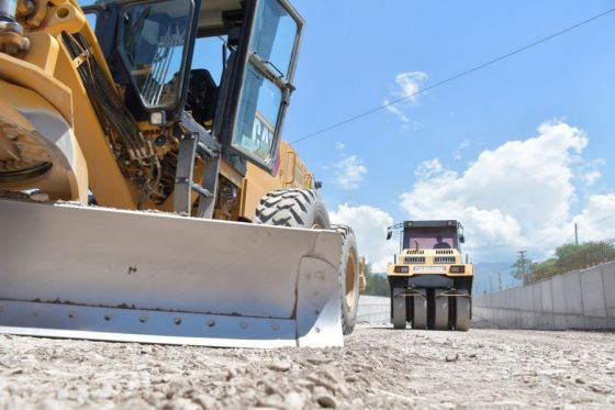 Realizan tareas de hormigonado en las calzadas del paso bajo nivel en la rotonda de Grand Bourg