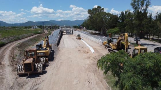 Realizan tareas de hormigonado en las calzadas del paso bajo nivel en la rotonda de Grand Bourg