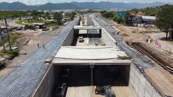 Realizan tareas de hormigonado en las calzadas del paso bajo nivel en la rotonda de Grand Bourg