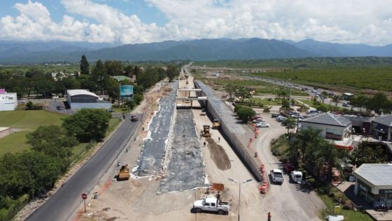 Realizan tareas de hormigonado en las calzadas del paso bajo nivel en la rotonda de Grand Bourg