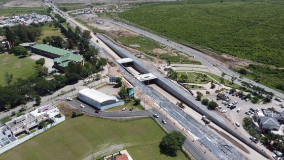 Realizan tareas de hormigonado en las calzadas del paso bajo nivel en la rotonda de Grand Bourg