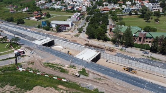 Realizan tareas de hormigonado en las calzadas del paso bajo nivel en la rotonda de Grand Bourg