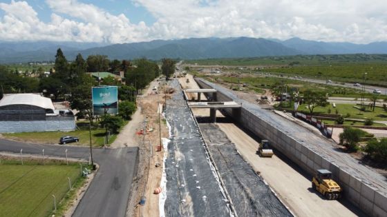 Realizan tareas de hormigonado en las calzadas del paso bajo nivel en la rotonda de Grand Bourg