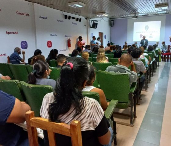 Acto de entrega de escrituras a vecinos de barrio de H. Yrigoyen.