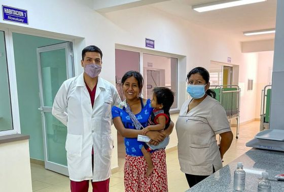 El ministro Esteban en el Centro de Recuperación Nutricional Infantil en Santa Victoria Este