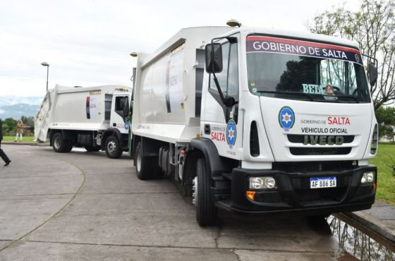 Sáenz entregó a tres municipios, nuevos camiones compactadores de residuos