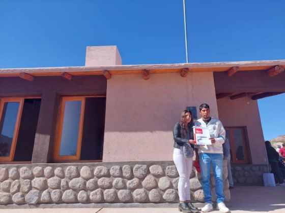 Familias de Seclantás recibieron su primera vivienda propia