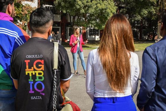 Izaron la bandera del Orgullo en el Centro Cívico Grand Bourg