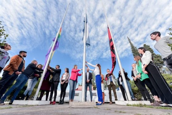 Izaron la bandera del Orgullo en el Centro Cívico Grand Bourg