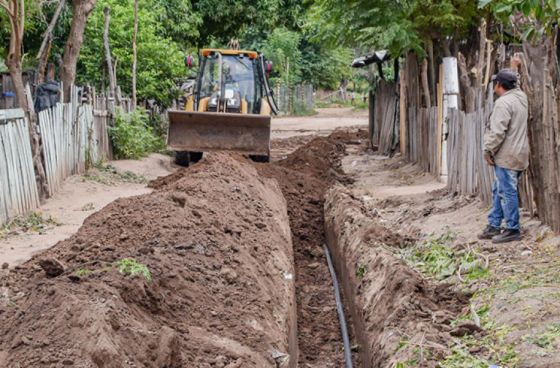 instalación de tuberías para agua potable en una comunidad guaraní de Tartagal