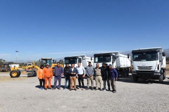 El gobernador Gustavo Sáenz entregó a la Dirección de Vialidad de Salta seis equipos de maquinaria pesada.