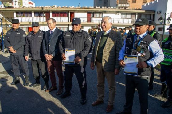 El ministro de Seguridad y Justicia, Marcelo Ramón Domínguez, junto al jefe y subjefe de la Policía de Salta, Miguel Ceballos y Pablo Vilte, encabezó el acto de reconocimiento