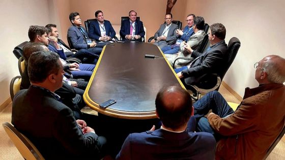 Reunión de funcionarios.