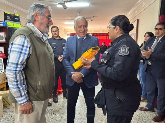 Entregaron elementos informáticos y de protección a dependencias policiales de Capital