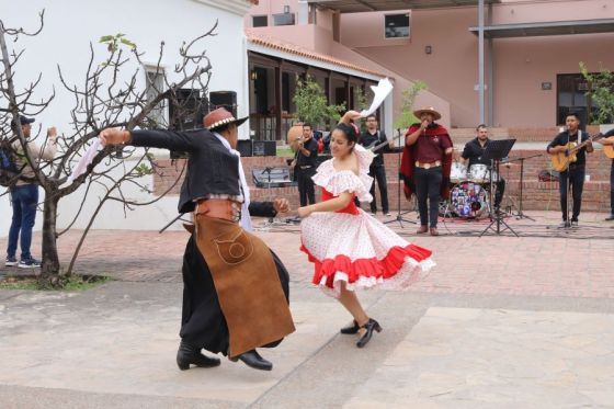 Las Lajitas presentó su arte y cultura en el Mercado Artesanal de Salta