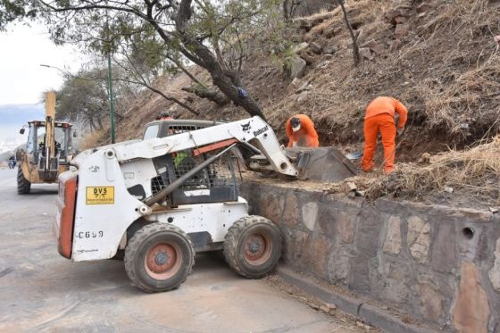 Vialidad construye defensas sobre la ladera del cerro San Bernardo