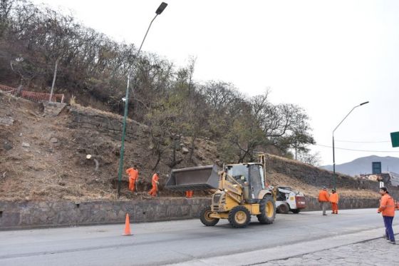 Vialidad construye defensas sobre la ladera del cerro San Bernardo