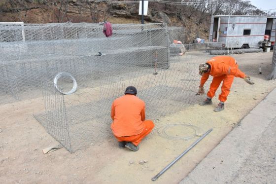 Vialidad construye defensas sobre la ladera del cerro San Bernardo