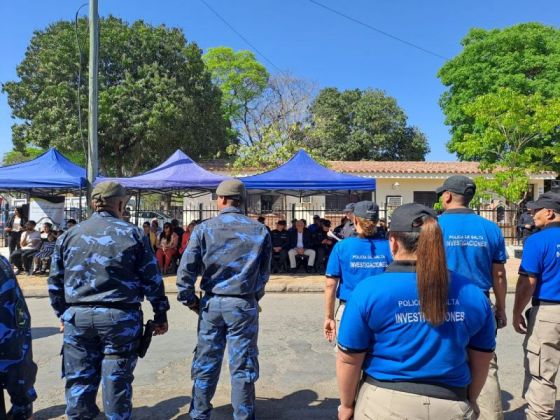 Reconocimiento especial a policías en Orán