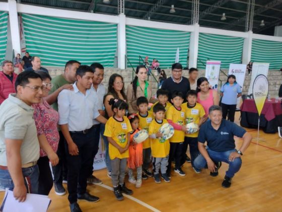 Se entregaron elementos deportivos en Cachi