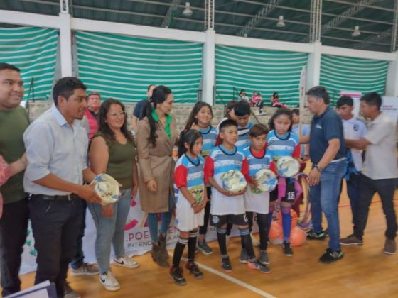 Se entregaron elementos deportivos en Cachi