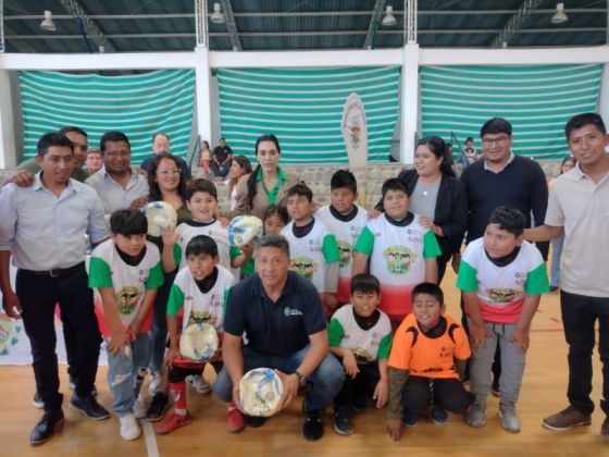 Se entregaron elementos deportivos en Cachi