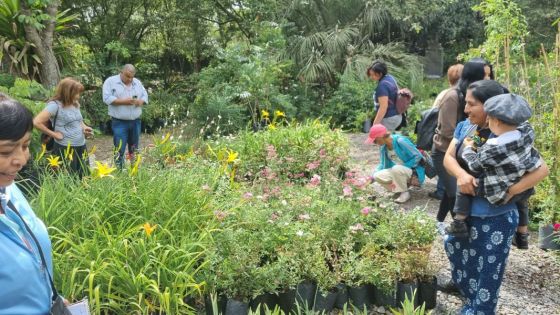 Estudiantes de jardinería profundizan sus prácticas en un vivero de San Lorenzo