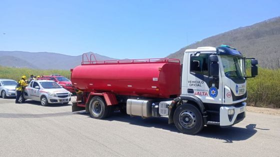 Bomberos y Brigadistas de la Provincia realizan tareas de enfriamiento tras un incendio próximo al cerro Ala Delta