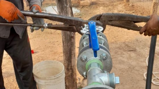 Trabajan en la refuncionalización de un pozo de agua en un paraje de Santa Victoria Este