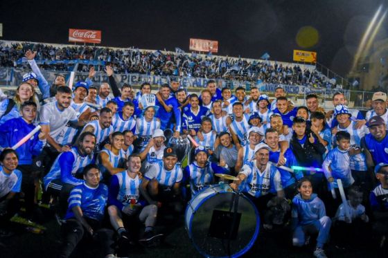 El plantel campeón de Gimnasia y Tiro festejó con miles de hinchas en su estadio