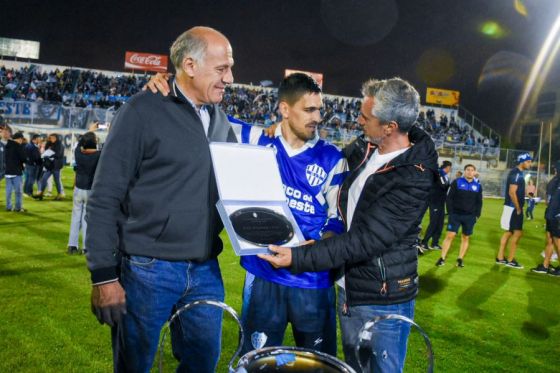 El plantel campeón de Gimnasia y Tiro festejó con miles de hinchas en su estadio