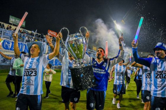 El plantel campeón de Gimnasia y Tiro festejó con miles de hinchas en su estadio