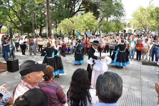 Las personas mayores celebraron la vida con una expo en la Plaza 9 de Julio