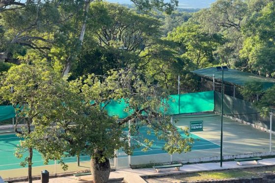 Con nueva iluminación se destaca más la fachada del Hotel Termas