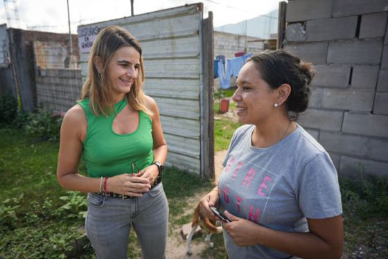 La Secretaría de las Mujeres entregó una máquina de coser industrial a una emprendedora