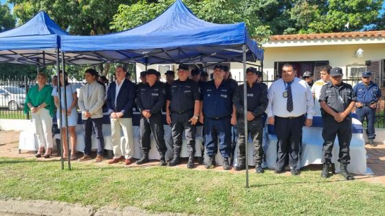 Entrega de móvil y equipamiento para policías en Orán